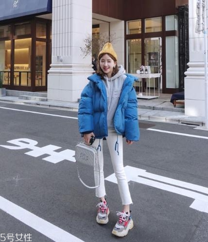 藍色羽絨服怎么搭配？打破冬日的沉悶感
