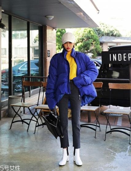 藍色羽絨服怎么搭配？打破冬日的沉悶感