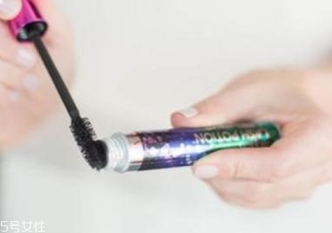 睫毛膏可以染頭發(fā)嗎？冷門技巧解決頭發(fā)問題