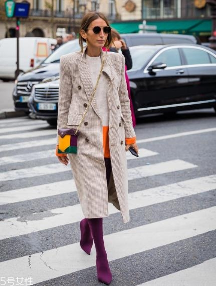 襪子靴配什么衣服好看？承包你一整年的時(shí)髦