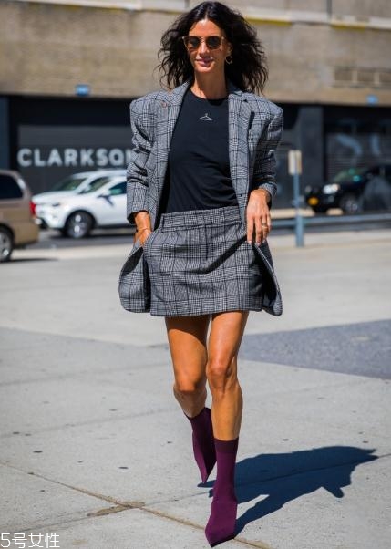 襪子靴配什么衣服好看？承包你一整年的時(shí)髦