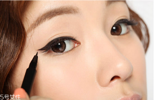 眼線筆什么顏色好看？眼線液的畫法步驟