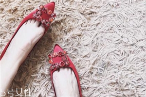 roger vivier鞋子磨腳嗎？時(shí)尚界人手一雙的方扣鞋