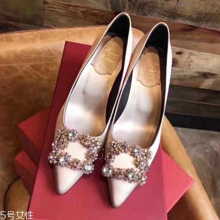roger vivier鞋子磨腳嗎？時尚界人手一雙的方扣鞋