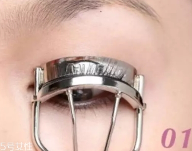 睫毛夾可以不涂睫毛膏嗎？