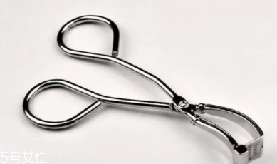 睫毛夾可以不涂睫毛膏嗎？