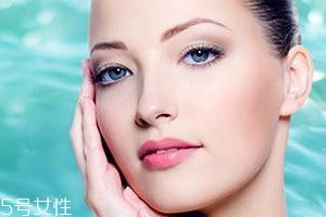 美白精華只能晚上用嗎？白天要做好防曬