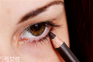 初學(xué)者怎么畫眼線好？教你如何正確畫完整眼妝