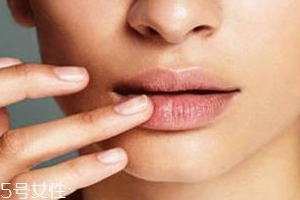 潤唇膏能用手涂嗎？效果不好還不衛(wèi)生