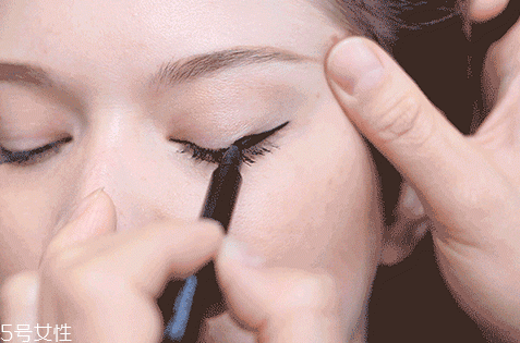 眼線筆什么顏色好看？眼線液的畫法步驟