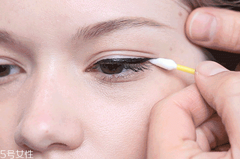 眼線筆什么顏色好看？眼線液的畫法步驟