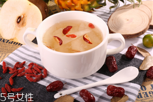 冰糖雪梨梨子能吃嗎？梨和什么一起煮著吃最好？