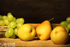 煮梨水要去皮嗎？喝梨水的好處