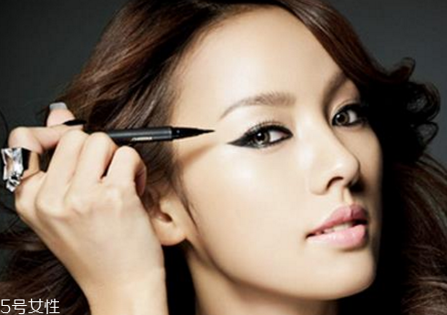 眼線筆什么顏色好看？眼線液的畫法步驟