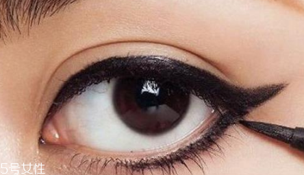 初學(xué)者怎么畫眼線好？教你如何正確畫完整眼妝