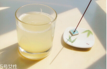 煮梨水要去皮嗎？喝梨水的好處