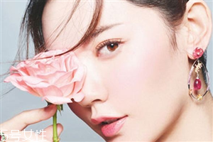 適合畫桃花妝的眼影有哪些？單眼皮桃花妝畫法步驟