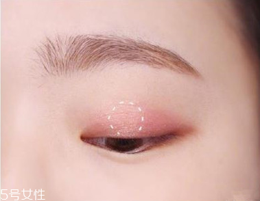 適合畫桃花妝的眼影有哪些？單眼皮桃花妝畫法步驟