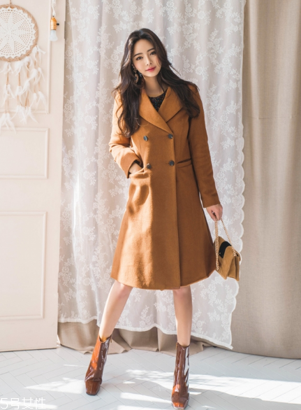雙排扣大衣怎么搭配？塑造干練女人味