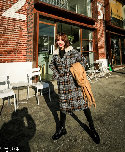 雙排扣大衣怎么搭配？塑造干練女人味