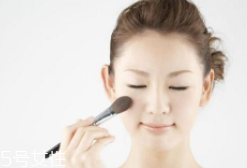 腮紅先還是散粉先？粉狀腮紅用在散粉之后