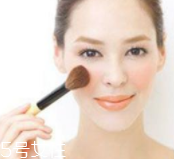 腮紅先還是散粉先？粉狀腮紅用在散粉之后