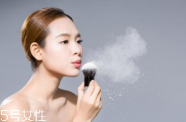 蜜粉可以用在唇部嗎？蜜粉可打造霧面雙唇