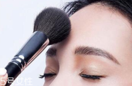 蜜粉可以用在唇部嗎？蜜粉可打造霧面雙唇