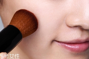 粉底露怎么上妝？底妝刷上妝攻略