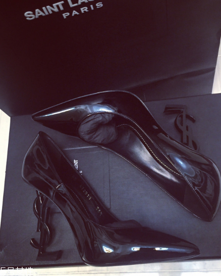 圣羅蘭鞋子多少錢？時(shí)髦的女性都在穿它