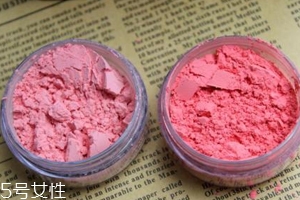 胭脂粉和腮紅膏哪個更好上色？胭脂粉適合油皮