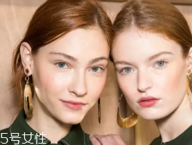 胭脂粉和腮紅膏哪個(gè)更好上色？胭脂粉適合油皮