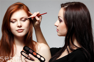 單色眼影怎么畫好看？不飛粉的眼影推薦