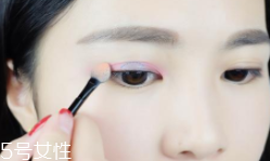 眼影粉和眼影膏哪個好？眼影粉適合干皮