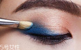 眼影粉和眼影膏哪個好？眼影粉適合干皮