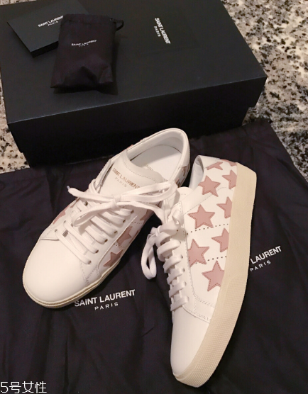 圣羅蘭小白鞋偏大偏?。拷衲曜罨鸬男“仔褪撬?></p><p style=