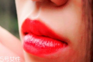 唇膏怎么涂出豐唇？唇中點(diǎn)珠光