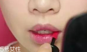 唇膏怎么涂出豐唇？唇中點(diǎn)珠光