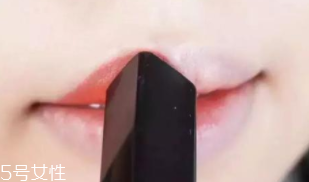 唇膏怎么涂出豐唇？唇中點(diǎn)珠光