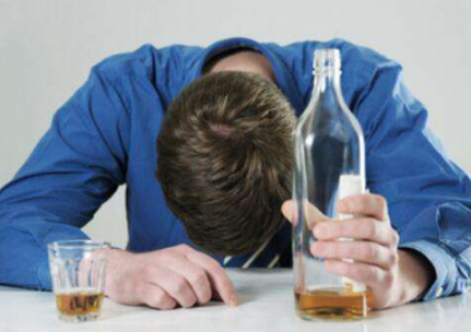 喝酒是吐好還是不吐好？醉酒難受的是想吐吐不出來(lái)