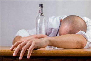 喝酒是吐好還是不吐好？醉酒難受的是想吐吐不出來