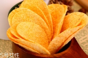 薯片掉到地上可以撿起來吃嗎？這樣衛(wèi)生嗎？