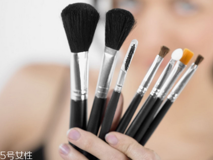 洗化妝刷要用什么洗？選購化妝刷誤區(qū)