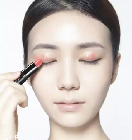 眼影怎么畫會自然好看？眼影顏色這樣搭配最好看