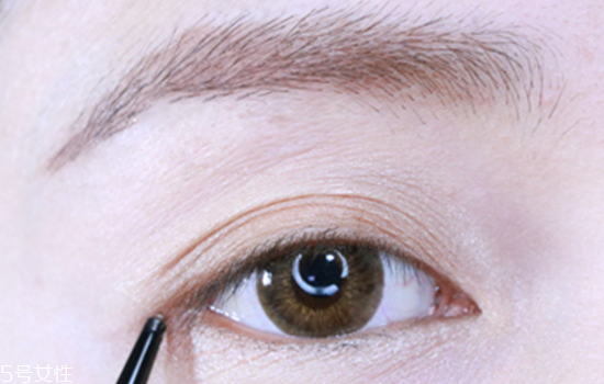 眼影膏和眼影哪個好用？日常眼影畫法教程