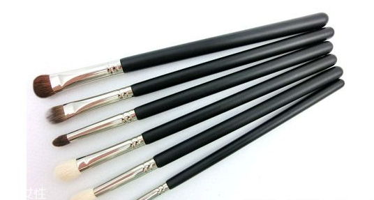 眼影刷和眼影棒哪個(gè)值得買(mǎi)？眼影刷水貂毛最好