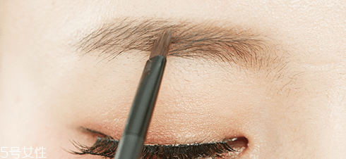 化妝刷有哪些分類(lèi)和用法？化妝刷的詳細(xì)用法