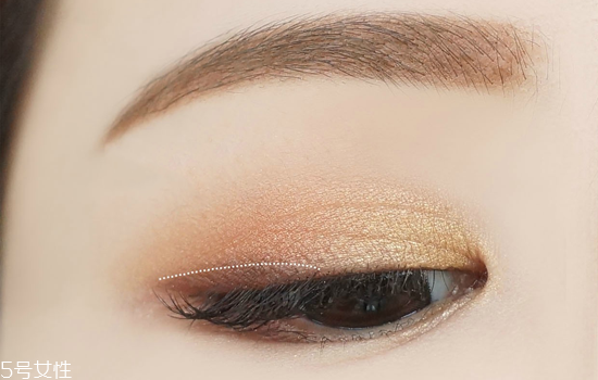 冬天眼影適合什么顏色？黃皮選擇南瓜色的理由