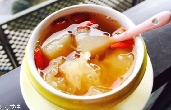 冰糖雪梨是喝水還是吃梨？冰糖雪梨的功效與作用