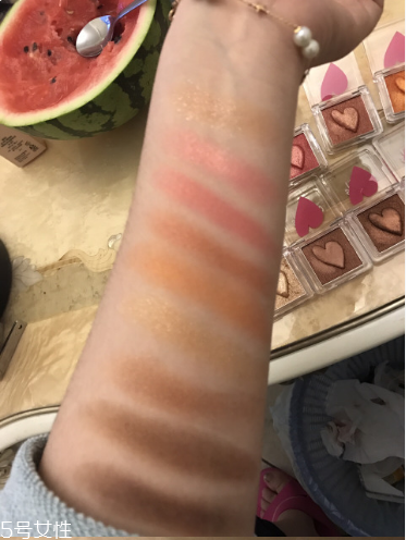 hold live單色眼影好用嗎？興起的國(guó)貨眼影試色